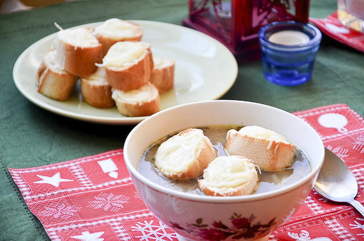 Smaczna, zdrowa i sycąca. Rozgrzewa po czubki palców! Zupa cebulowa to idealny posiłek na mroźne dni.