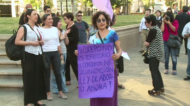 Od 1989 r. w Chile obowiązuje całkowity zakaz aborcji. Zabiegu przerwania ciąży nie można przeprowadzić nawet wtedy, kiedy zagrożone jest życie matki, albo kiedy ciąża jest wynikiem gwałtu.


Ostatnio dyskusja wokół liberalizacji przepisów dotyczących aborcji rozgorzała w Chile na nowo. Przyczynkiem do tego stała się głośna sprawa 11-latki zgwałconej przez ojczyma, która zaszła w ciążę. Mimo protestów - także na arenie międzynarodowej - nie zezwolono jej na aborcję.


Chilijska prezydent Michelle Bachelet zaproponowała w maju zmianę obowiązującego prawa, tak, by aborcja była dopuszczalna w trzech przypadkach: kiedy życie matki jest zagrożone; kiedy wiadomo, że dziecko nie przeżyje i w przypadku, kiedy do zapłodnienia doszło w wyniku gwałtu. Z najnowszych badań opinii publicznej wynika, że 70 procent Chilijczyków popiera projekt nowej ustawy. Jeszcze przed końcem tego roku ma się nim zająć parlament - ale szanse na liberalizację przepisów są niewielkie. W 2012 r. podobny projekt przepadł z kretesem. Czy Chile pozostanie jednym z ostatnich krajów na świecie, w których przerywanie ciąży objęte jest bezwzględnym zakazem?
