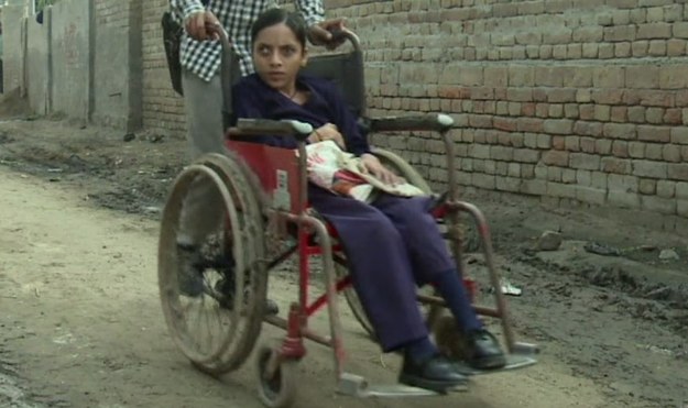 W pewnej miejscowości w indyjskim stanie Pendżab, nazywanej „wioską wózków inwalidzkich”, rodzi się zaskakująco dużo osób ze zdeformowanymi częściami ciała. Mieszkańcy za taki stan rzeczy obwiniają tamtejszą wodę, która zawiera substancje szkodliwe dla organizmu człowieka. – Każdy kto piję tę wodę, choruje – mówi Bhajan Singh, niepełnosprawny mieszkaniec wioski. – Jeśli ktoś zachoruje na polio albo urodził się niesprawny, to właśnie przez tę wodę. Gdyby ją oczyszczono bylibyśmy zdrowi – dodaje.


Przeprowadzone w niemieckich laboratoriach badania wykazały, że woda zawiera ołów, uran i arsen - w stężeniach zagrażających zdrowiu człowieka. Czy jest więc jeszcze szansa na normalne życie dla mieszkańców tego regionu? 
