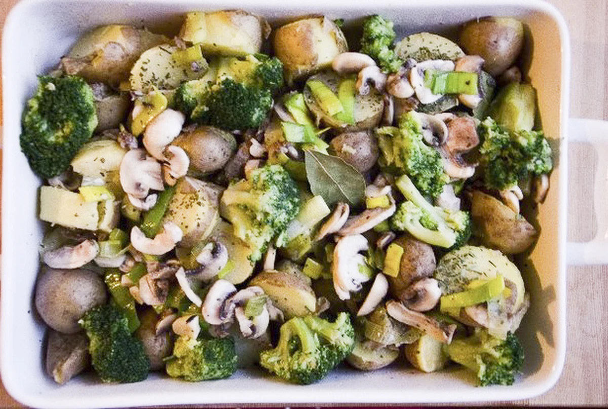 Wyśmienite, mało skomplikowane danie, które powinno przypaść do gustu nie tylko wegetarianom. Bardzo sycące i aromatyczne. Sekret wybornego smaku tej zapiekanki ziemniaczanej tkwi w kombinacji wielu przypraw.