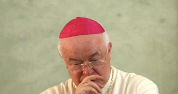 Osadzony we wrześniu w areszcie domowym w Watykanie oskarżony o pedofilię arcybiskup Józef Wesołowski od soboty porusza się swobodnie za Spiżową Bramą - podała Ansa. Podkreśla się, że Watykan nie informował o nowych decyzjach w jego sprawie.