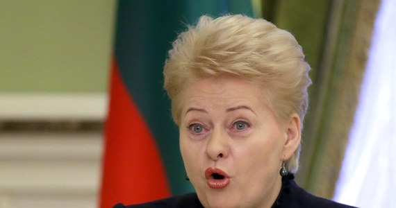 „Litwa chce szkolić ukraińskich żołnierzy i dostarczać broń. Moskwa blokuje na granicy litewskich przewoźników” – pisze we wtorkowym wydaniu „Gazeta Wyborcza”. „Prezydent Dalia Grybauskaite podczas poniedziałkowej wizyty w Kijowie oświadczyła, że jej kraj nie boi się Rosji oraz że nikt nie może  powstrzymać Ukrainy przed złożeniem wniosku o przyjęcie do NATO” – relacjonuje. 