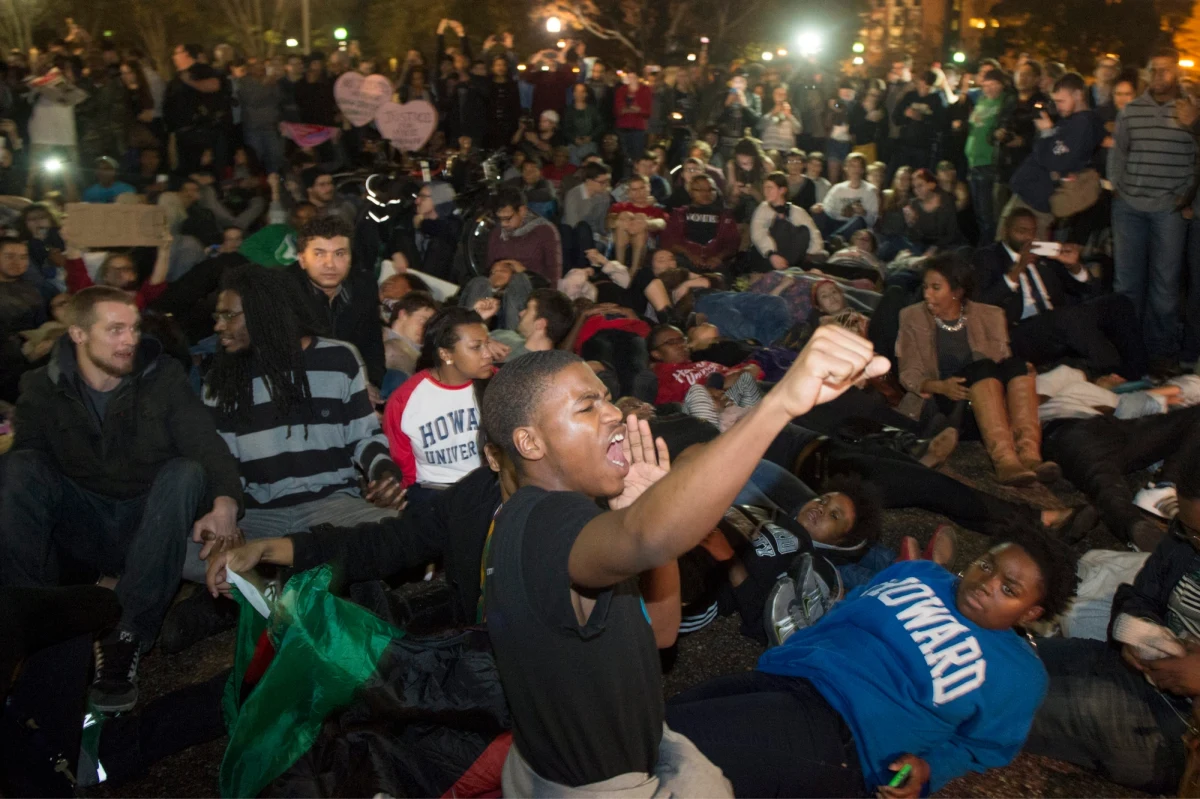 "Nie ma sprawiedliwości, nie ma pokoju!" - z takim hasłem setki osób protestowały na ulicach amerykańskiego Ferguson. Zamieszki wybuchły po tym, jak ława przysięgłych uznała, że nie ma podstaw, by oskarżyć białego policjanta, który w sierpniu zastrzelił czarnoskórego nieuzbrojonego 18-latka. Manifestacja rozpoczęła się także przed Białym Domem w Waszyngtonie. Prezydent USA Barack Obama zaapelował o zachowanie spokoju.