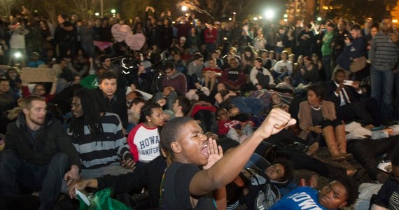 "Nie ma sprawiedliwości, nie ma pokoju!" - z takim hasłem setki osób protestowały na ulicach amerykańskiego Ferguson. Zamieszki wybuchły po tym, jak ława przysięgłych uznała, że nie ma podstaw, by oskarżyć białego policjanta, który w sierpniu zastrzelił czarnoskórego nieuzbrojonego 18-latka. Manifestacja rozpoczęła się także przed Białym Domem w Waszyngtonie. Prezydent USA Barack Obama zaapelował o zachowanie spokoju.