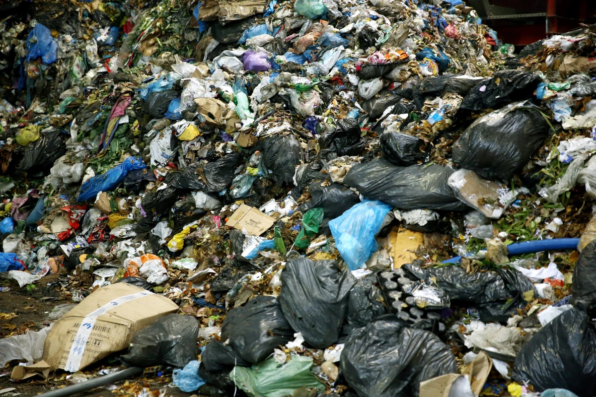 Do Dąbrowy Górniczej w Śląskiem trafi 70 ton odpadów z Salwadoru. Mają zostać zutylizowane jeszcze w tym roku. Okoliczni mieszkańcy protestują i nie wykluczają zablokowania spalarni. Według panamskiej prasy, kiedy w czerwcu substancje przygotowywano do transportu, oparami podtruło się 12 osób. 