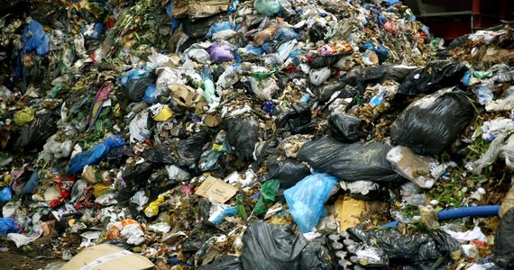 Do Dąbrowy Górniczej w Śląskiem trafi 70 ton odpadów z Salwadoru. Mają zostać zutylizowane jeszcze w tym roku. Okoliczni mieszkańcy protestują i nie wykluczają zablokowania spalarni. Według panamskiej prasy, kiedy w czerwcu substancje przygotowywano do transportu, oparami podtruło się 12 osób. 