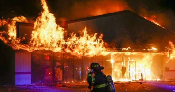 Co najmniej 29 osób zatrzymanych, podpalone budynki i auta, splądrowane sklepy - to bilans nocnych zamieszek w Ferguson w USA. Demonstracje rozpoczęły się po tym, jak ława przysięgłych uznała, że nie ma podstaw, by oskarżyć białego policjanta, który w sierpniu zastrzelił czarnoskórego nieuzbrojonego 18-latka.