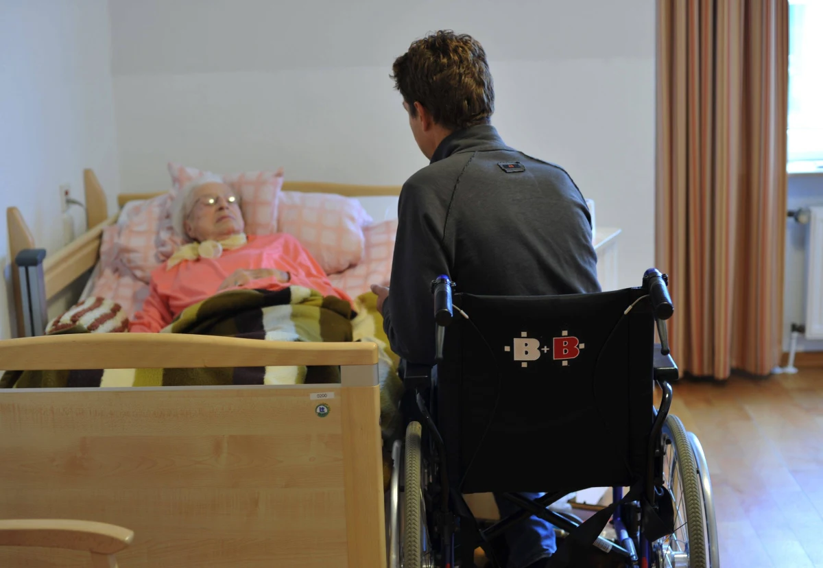 Szpital Uniwersytecki w Krakowie zamierza zamknąć oddział paliatywny. Powodem jest skandalicznie niska wycena dziennego pobytu pacjenta. NFZ płaci za chorego 210 złotych dziennie. Rocznie oddział przynosi straty około miliona złotych. Sytuacja nie zmienia się od ośmiu lat. 