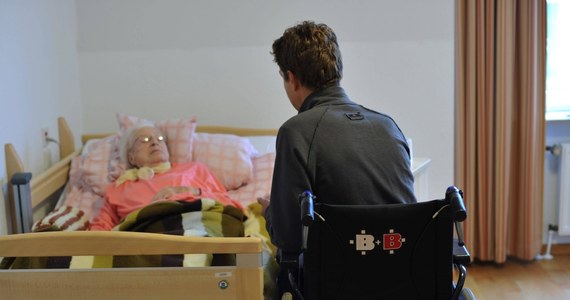 Szpital Uniwersytecki w Krakowie zamierza zamknąć oddział paliatywny. Powodem jest skandalicznie niska wycena dziennego pobytu pacjenta. NFZ płaci za chorego 210 złotych dziennie. Rocznie oddział przynosi straty około miliona złotych. Sytuacja nie zmienia się od ośmiu lat. 