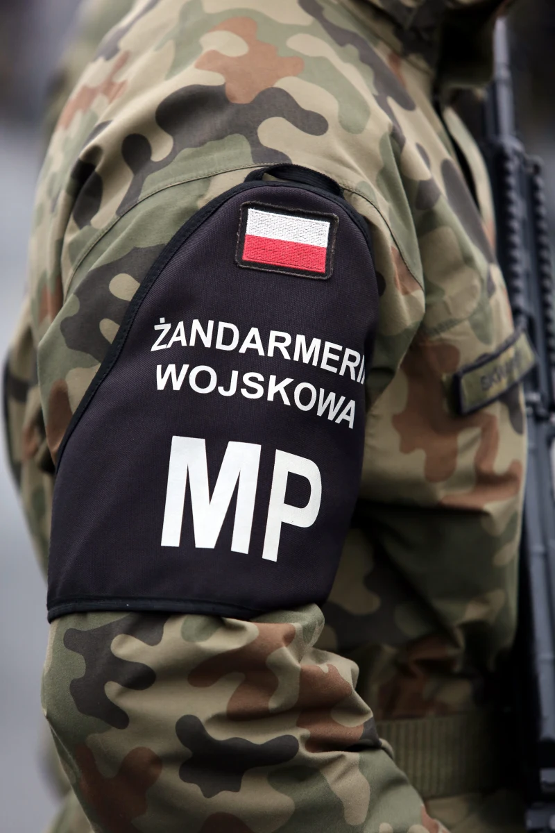 Trzy zarzuty usłyszał oficer zatrzymany w zeszłym tygodniu przez Żandarmerię Wojskową - dowiedział się reporter RMF FM.  Żandarmi działali na podstawie informacji przekazanych przez Służbę Kontrwywiadu Wojskowego. 