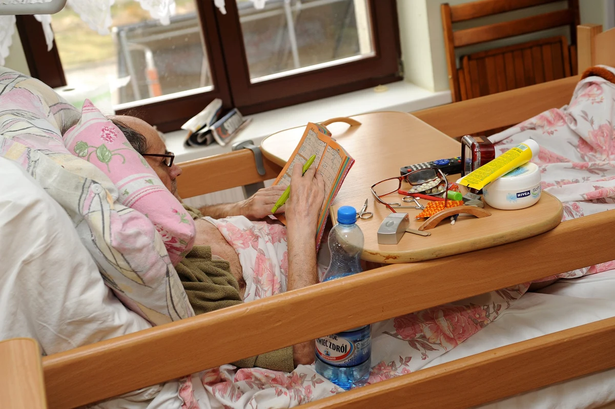 Małopolski NFZ tylko o 100 tysięcy złotych więcej zapłaci za opiekę nad pacjentami na oddziale medycyny paliatywnej Szpitala Uniwersyteckiego w Krakowie, który może zostać lada moment zamknięty. To jednak o wiele za mało, aby utrzymać oddział na którym przebywa 19 chorych. Potrzeba dodatkowych 600 tysięcy złotych, aby osoby te były leczone w godnych warunkach. „Każdego z nas czeka moment umierania i teraz jest pytanie, czy to będzie umieranie godne, czy to będzie umieranie bez bólu i bez cierpienia. Czy też wszyscy będziemy cierpieć i będziemy musieli prosić o pomoc wszystkich wokół.  A system opieki zdrowotnej nam tej pomocy nie zapewni” – mówi w rozmowie z Maciejem Grzybem prof. Tomasz Grodzicki, były konsultan krajowy w dziedzinie geriatrii.