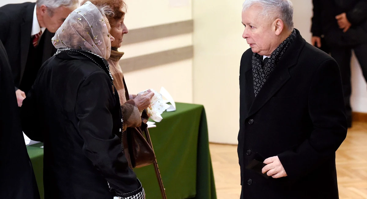 "Wybory samorządowe zostały sfałszowane" - powiedział w Sejmie Jarosław Kaczyński. Prezes Prawa i Sprawiedliwości chce, aby posłowie jeszcze na tym posiedzeniu zajęli się projektem przygotowanym przez klub PiS. Zakłada on skrócenie kadencji nowo wybranych władz samorządowych. 