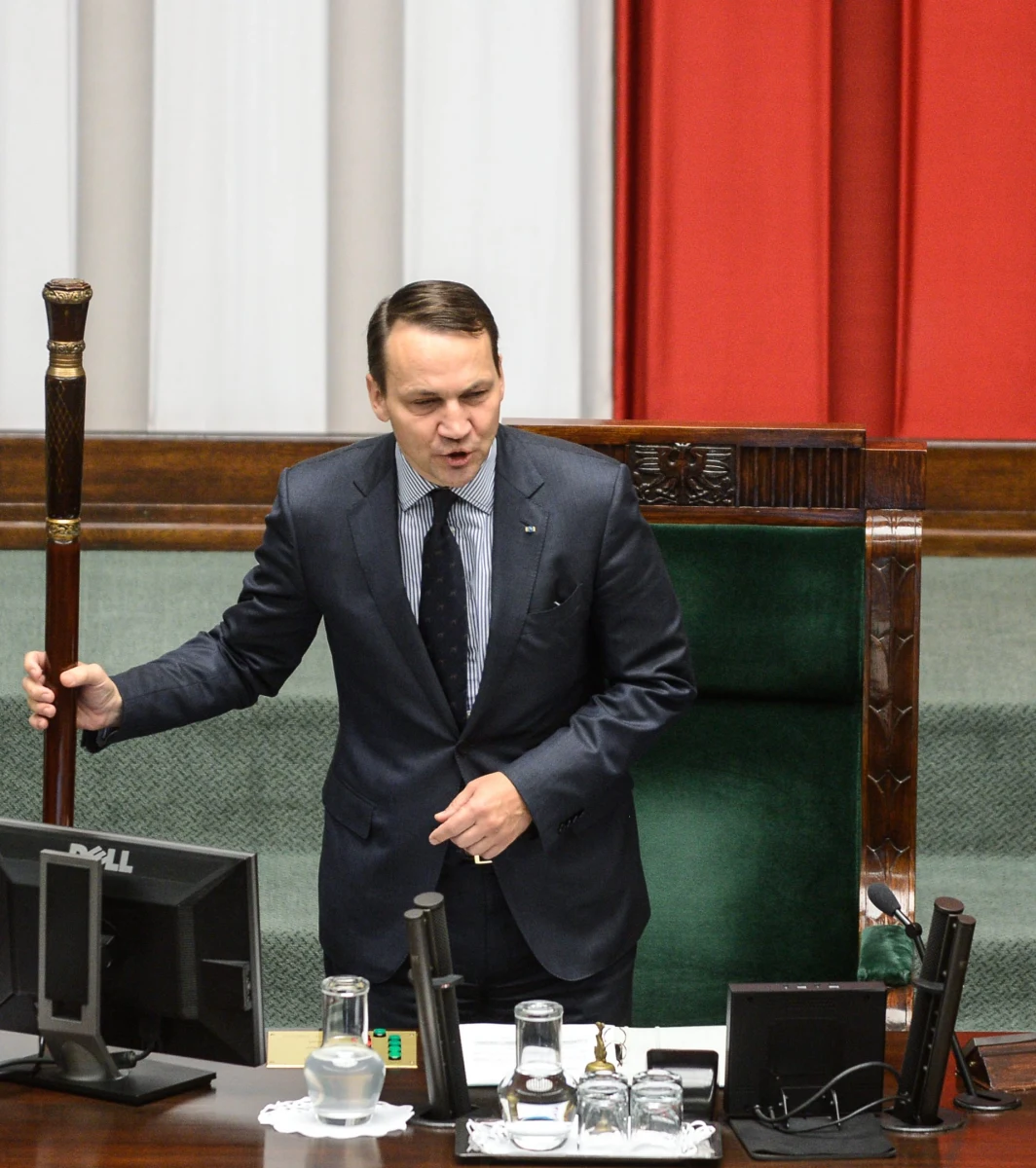 Marszałek Sejmu Radosław Sikorski za "skandaliczny" uznał "donos" PiS na Polskę do instytucji zagranicznych w sprawie przebiegu wyborów samorządowych. Jak ocenił, prezes PiS Jarosław Kaczyński chce - tak jak w przypadku Smoleńska - rozhuśtać nastroje społeczne.