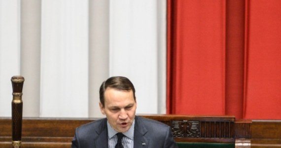 Marszałek Sejmu Radosław Sikorski za "skandaliczny" uznał "donos" PiS na Polskę do instytucji zagranicznych w sprawie przebiegu wyborów samorządowych. Jak ocenił, prezes PiS Jarosław Kaczyński chce - tak jak w przypadku Smoleńska - rozhuśtać nastroje społeczne.