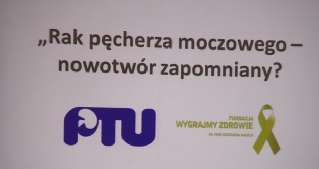 Każdego dnia 16 Polaków dowiaduje się, że ma raka pęcherza moczowego. Rocznie to ponad sześć tysięcy chorych osób, z których umiera ponad trzy tysiące – wynika z raportu „Rak pęcherza moczowego w Polsce – nowotwór zapomniany”, przygotowanego przez Fundację Wygrajmy Zdrowie. 


Co gorsza, zachorowalność na ten nowotwór rośnie. - Najbardziej znanym czynnikiem powodującym ten rodzaj raka jest palenie papierosów. Druga przyczyna to wszelkie barwniki przemysłowe, z którymi mamy do czynienia. Grupą zagrożoną są też fryzjerki, które farbują włosy swoim klientkom - komentuje profesor dr hab. Marek Sosnowski, Konsultant Krajowy ds. Urologii.