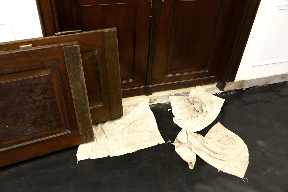 Kilka tysięcy drzwi przeciwpożarowych musi zostać sprawdzonych w całej Polsce. Mogą nie chronić przed ogniem. Podobnie było w przypadku drzwi zamontowanych w szpitalu wojewódzkim we Wrocławiu. Ich wadliwość potwierdza opinia, która trafiła do prokuratury w Poznaniu. 