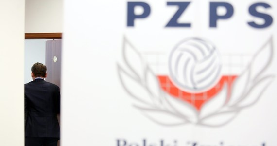 Podejrzany w aferze korupcyjnej wiceprezes Polskiego Związku Piłki Siatkowej Artur P. podał się do dymisji. Z kolei prezes Mirosław P. - choć w areszcie - nadal piastuje swoje stanowisko. Decyzję o jego ewentualnym zawieszeniu lub odwołaniu będzie mogło podjąć Nadzwyczajne Walne Zgromadzenie Delegatów. Zarząd PZPS zdecydował o jego zwołaniu.
