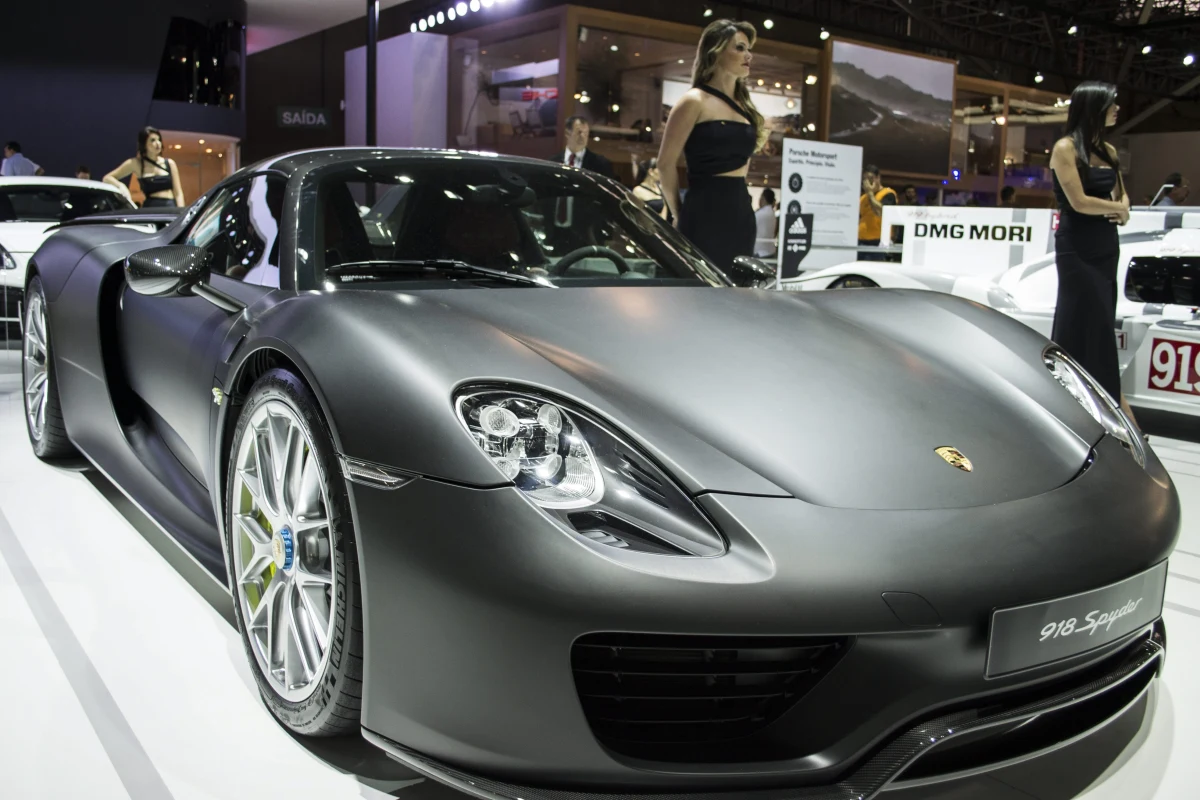 Daj w zastaw luksusowy samochód - natychmiast dostaniesz pożyczkę na świąteczne szaleństwa! Nakłaniani są do tego szwajcarscy bankierzy i maklerzy giełdowi, którzy dostaną roczne premie dopiero na początku przyszłego roku!