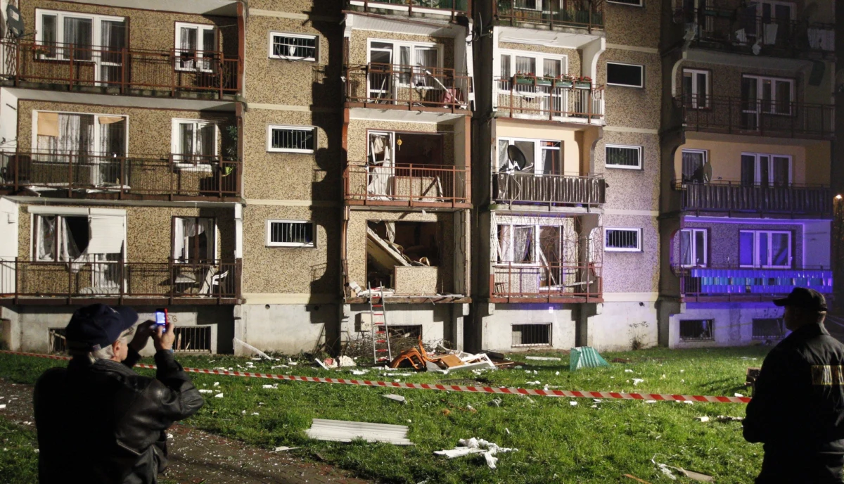 Zapalanie papierosa było bezpośrednią przyczyną wczorajszego wybuchu gazu w bloku w Bytomiu. Wcześniej w mieszkaniu rozkręcono instalację. To najnowsze ustalenia prokuratury. Lokator, który doprowadził do eksplozji  przyznał się do winy. Poparzony mężczyzna trafił do szpitala.