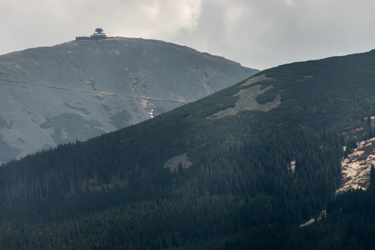 Karkonoski Park Narodowy przygotowuje szlaki do zimy. Z tras zniknie część zabezpieczeń. "Po górach można chodzić, ale trzeba uważać" - ostrzega dyrekcja parku.