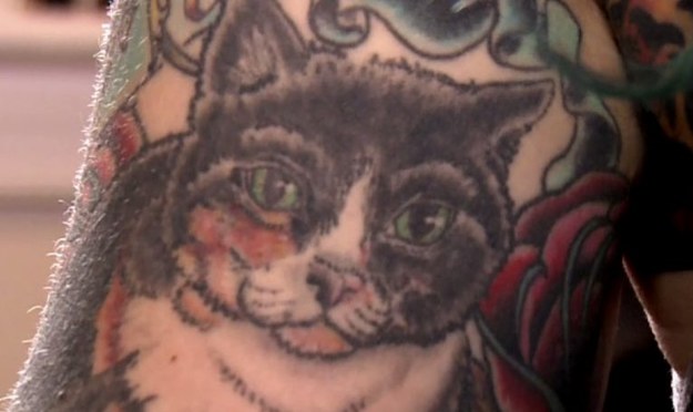 Tegoroczny festiwal tatuażu w Nowym Jorku jak co roku przyciągnął prawdziwych miłośników podskórnych malunków. Wśród artystów i uczestników coraz większą popularnością cieszy się tak zwany „cattoo”, czyli tatuaż z motywem kota. – Koty od zawsze były popularne w internecie, ale kiedy pojawił się Zrzędliwy Kot, rozpoczęło się prawdziwe szaleństwo – twierdzi Chris Wilcock, organizator festiwalu. 


Na festiwalu, wśród wielu tatuażystów, swoje umiejętności prezentowała również Betty Rose  - młoda artystka specjalizuje się w robieniu „kocich” tatuaży. Jak  twierdzi, klientów jej nie brakuje. 


Spośród wszystkich zwierząt domowych, to właśnie koty budzą najwięcej emocji, a „Cattoo” stają się prawdziwym hitem. 