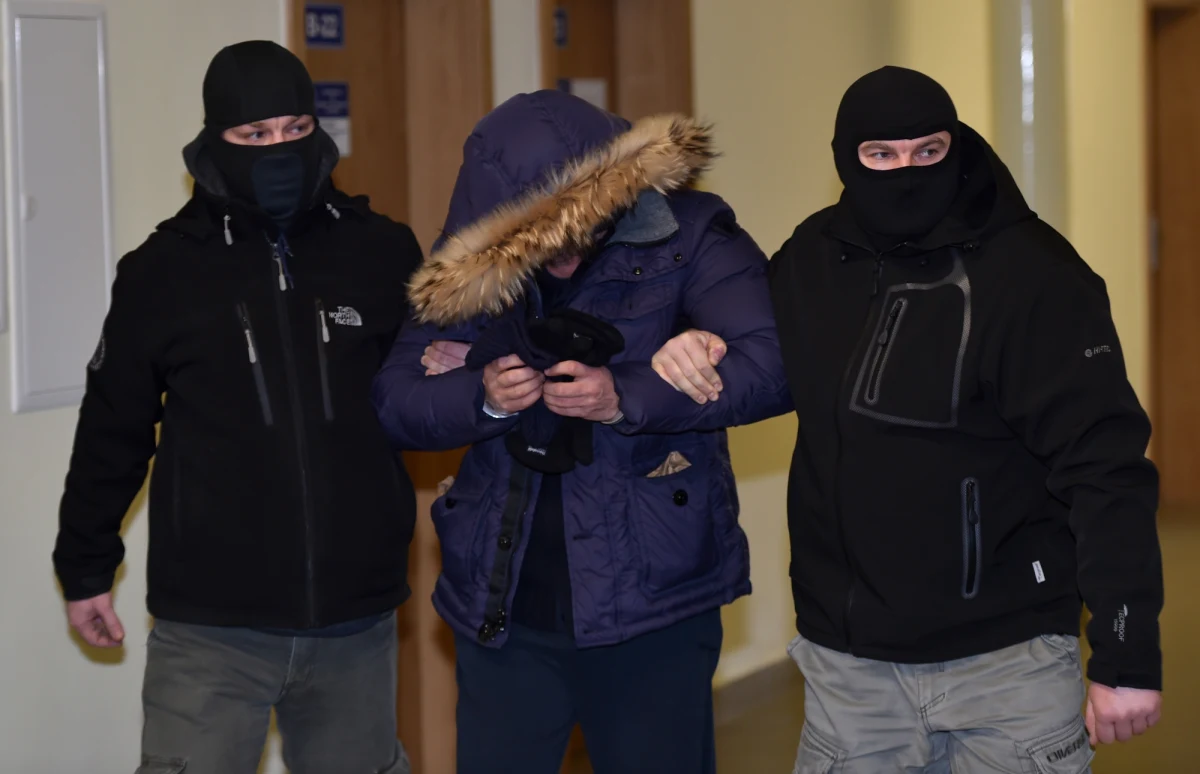 Świadek prokuratury twierdzi, że widział, jak Mirosław R. i Dariusz L. wciągają do samochodu Jarosława Ziętarę. Później dziennikarz śledczy miał zostać przekazany innej osobie - wynika z informacji RMF FM. Ziętara zaginął 1 września 1992 roku. Mirosław R. i Dariusz L. są podejrzani o pomocnictwo w uprowadzeniu i zabójstwie dziennikarza. Krakowski sąd aresztował ich dziś na trzy miesiące.