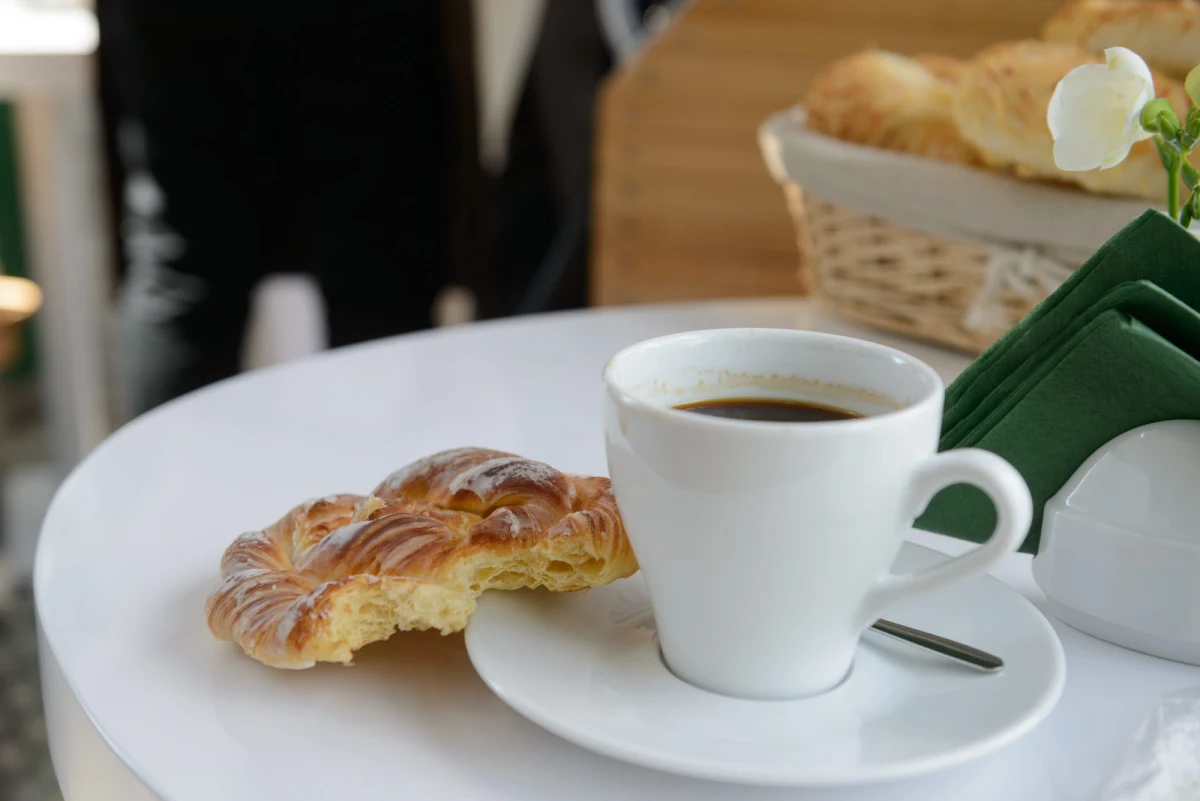 Kawa zmienia smak w zależności od koloru kubka, z jakiego ją pijemy. Do takiego wniosku doszli uczeni z Oksfordu. 