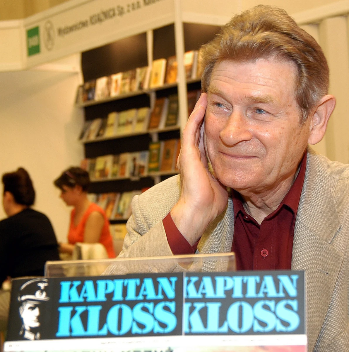 "Jako dziecko - podobnie jak miliony nie tylko Polaków - byłem fanem 'Stawki większej niż życie'. W tamtych czasach Stanisław Mikulski był niemalże bogiem" - wspomina Patryk Vega, u którego aktor zagrał swoją ostatnią rolę na dużym ekranie - po 40 latach ponownie wcielił się w postać Hansa Klossa w obrazie "Stawka większa niż śmierć". Stanisław Mikulski zmarł dzisiaj po krótkiej chorobie. Miał 85 lat.