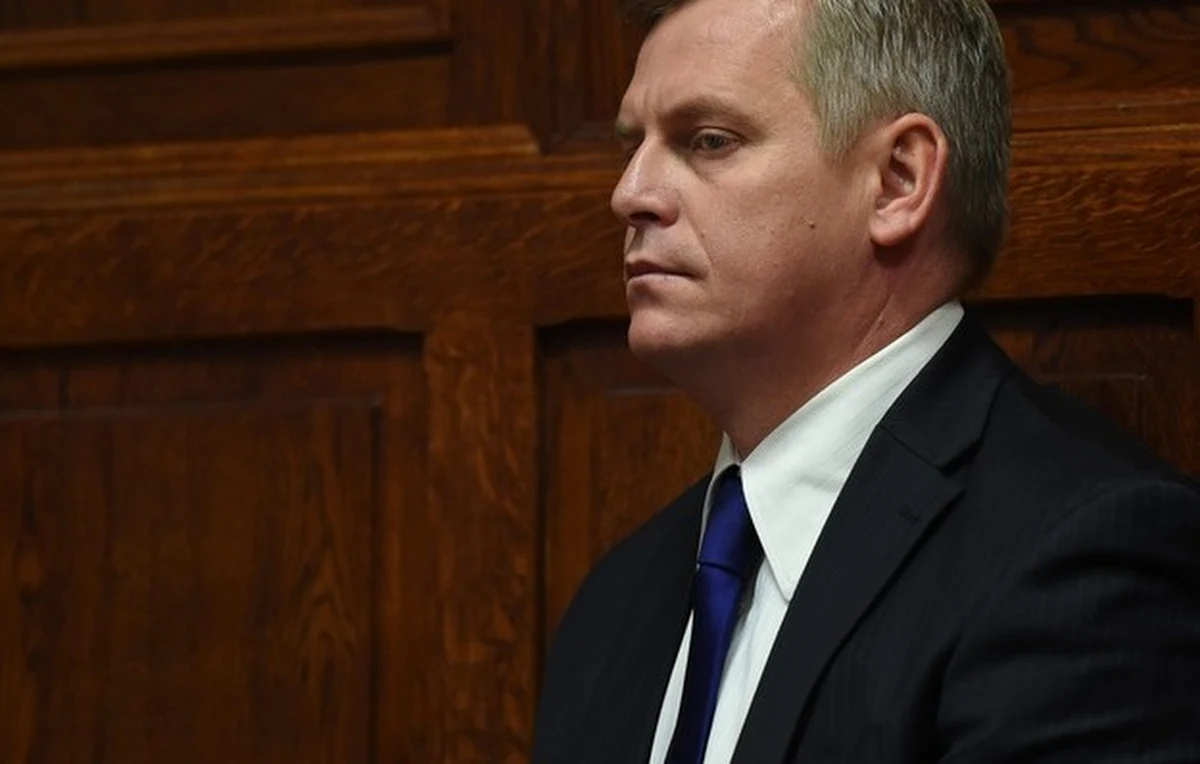 Ponad godzinę zajęło prokuratorowi odczytanie aktu oskarżenia w procesie byłego wiceszefa BOR gen. Pawła Bielawnego. Funkcjonariusz odpowiada za niedopełnienie obowiązków podczas przygotowań i realizacji ochrony podczas wizyty prezydenta i premiera w Smoleńsku w kwietniu 2010 roku. Według ustaleń prokuratury, lotnisko nie zostało sprawdzone, podobnie jak trasy przejazdu polskiej delegacji. Nie wyznaczono lotnisk zapasowych, a między funkcjonariuszami szwankowała łączność. Bielawnemu grozi mu do 5 lat więzienia. 