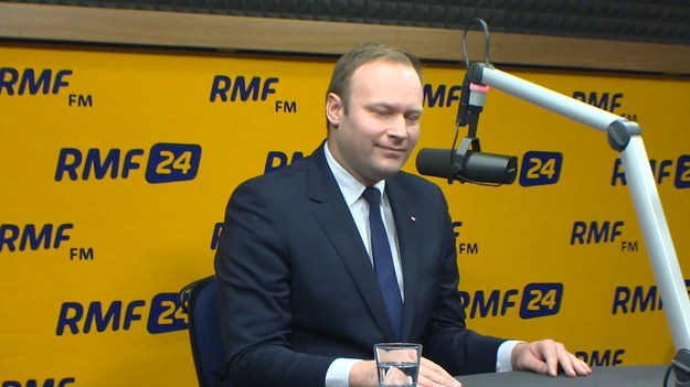 "Dużo łatwiej jest sfałszować wynik wyborów samorządowych niż parlamentarnych" - mówi w Kontrwywiadzie RMF FM rzecznik PiS Marcin Mastalerek. "Nie krasnoludki, tylko ‘zielone ludziki’ sfałszowały wybory. Chodzi o ZSL-owców. Było na to przyzwolenie władzy" - ocenia. "Skoro władza twierdzi, że nie fałszowano wyborów, to dlaczego tak boi się komisji śledczej?" - pyta również Mastalerek i dodaje: "Nawet pięciu złotych bym nie położył koło Kopacz i Komorowskiego. Nie ufam im".
