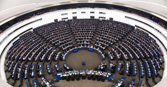 Parlament Europejski odrzucił wniosek o wotum nieufności wobec Komisji Europejskiej w związku z aferą wokół praktyk podatkowych stosowanych przez Luksemburg, gdy premierem tego kraju był szef Komisji Jean-Claude Juncker. Za odrzuceniem wniosku o wotum nieufności opowiedziało się w głosowaniu 461 europosłów, 101 było za jego przyjęciem, a 88 wstrzymało się od głosu.