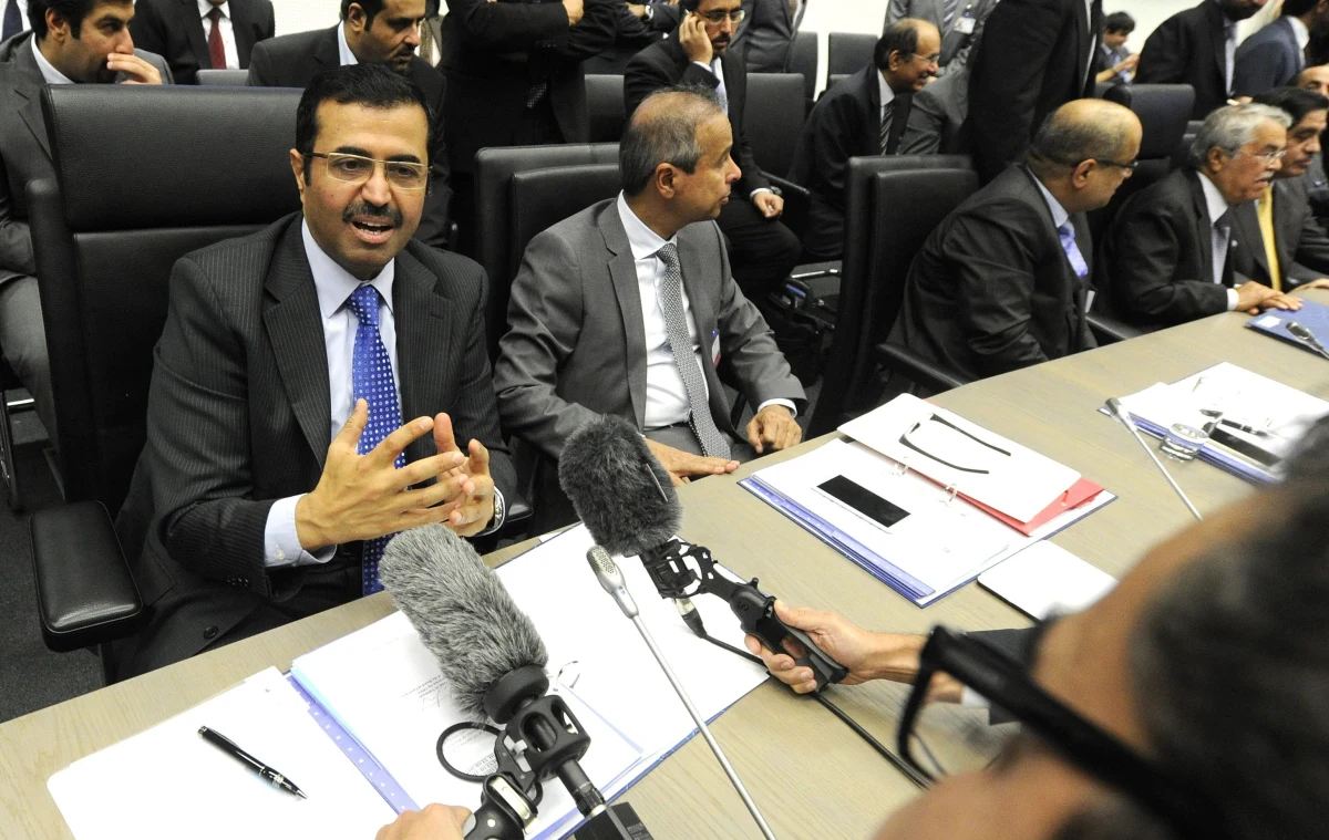 ​OPEC podjął w Wiedniu decyzję o tym, że nie ograniczy wydobycia ropy, aby podnieść ceny surowca - poinformował saudyjski minister ds. ropy Ali an-Naimi. Posiedzenie trwało pięć godzin. Rynek zareagował na to dalszymi spadkami cen ropy.