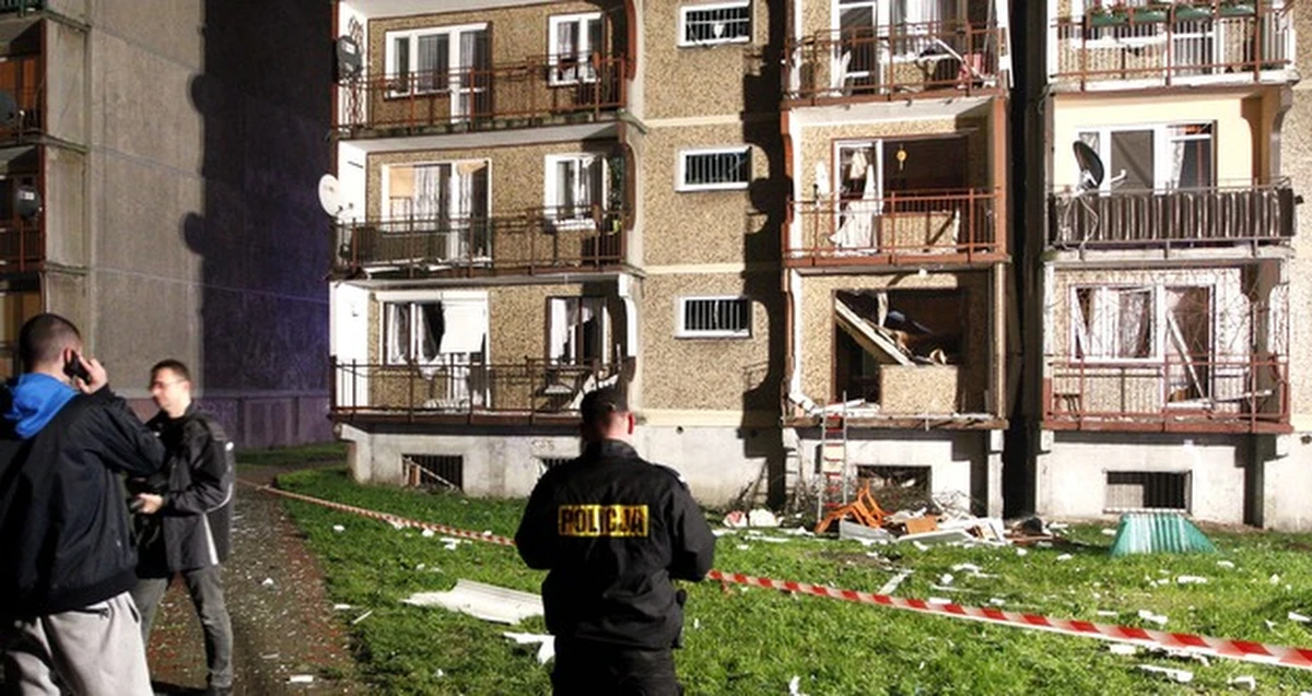 Prawdopodobnie trzeba będzie rozebrać blok w Bytomiu, w którym we wtorek wieczorem doszło do wybuchu gazu. Ewakuowanych zostało prawie 50 osób, lokatorzy dziesięciu mieszkań wciąż są tymczasowo w hostelu. W tej sprawie jedna osoba usłyszała już zarzuty. 
