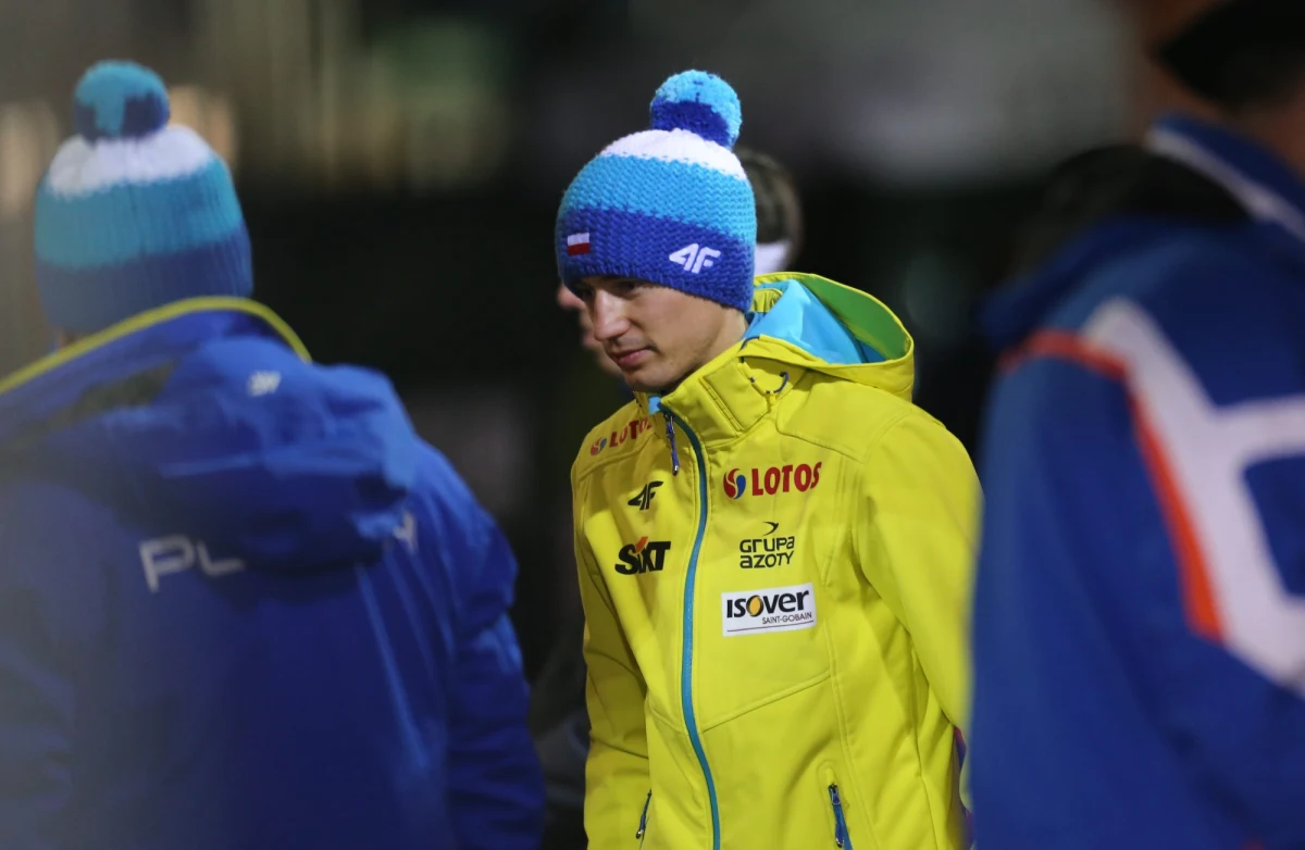 Kamil Stoch będzie mógł wystartować w zawodach Pucharu Świata w skokach narciarskich w norweskim Lillehammer, jeżeli w poniedziałek pomyślnie przejdzie kolejne badania kontrolne - oświadczył lekarz kadry Aleksander Winiarski. Dwukrotny mistrz olimpijski nie pojechał na zaplanowane na ten weekend zawody do Kuusamo z powodu urazu stawu skokowego.