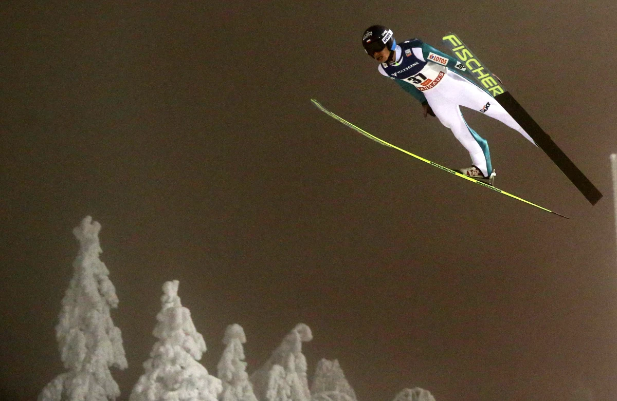 Simon Ammann wygrał konkurs Pucharu Świata w skokach narciarskich w fińskim Kuusamo. Szwajcar prowadził już po pierwszej serii, po skoku na 139,5 metra. W drugiej próbie poleciał o 2,5 metra dalej i zdeklasował rywali. Słabo spisali się Polacy. Punkty zdobył jedynie Piotr Żyła.