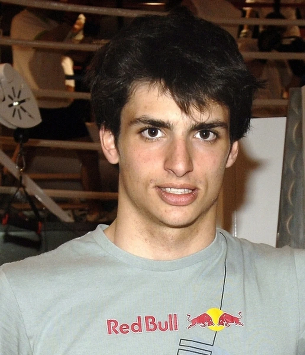 Hiszpan Carlos Sainz junior, syn dwukrotnego rajdowego mistrza świata Carlosa, w sezonie 2015 będzie kierowcą zespołu Formuły 1 Toro Rosso. Drugim zawodnikiem tego zespołu ma być Holender Max Verstappen. 