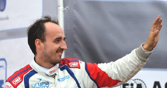 Robert Kubica, jadący Fordem Fiestą WRC, wygrał dwa piątkowe odcinki specjalne i jest liderem w Rally Monza Show, imprezie rozgrywanej na jednym z najbardziej znanych torów wyścigowych w Europie. Drugie miejsce zajmuje motocyklowy mistrz świata Valentino Rossi (Ford Fiesta WRC).