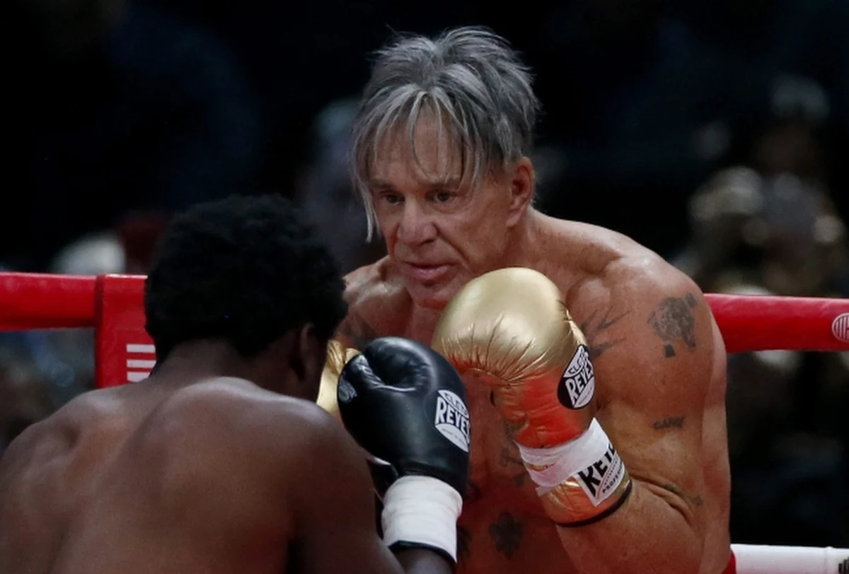 Słynny hollywoodzki aktor, 62-letni Mickey Rourke pokonał na ringu w Moskwie amerykańskiego pięściarza zawodowego Elliota Seymoura. Walka, zakontraktowana na pięć rund, skończyła się już w drugiej.