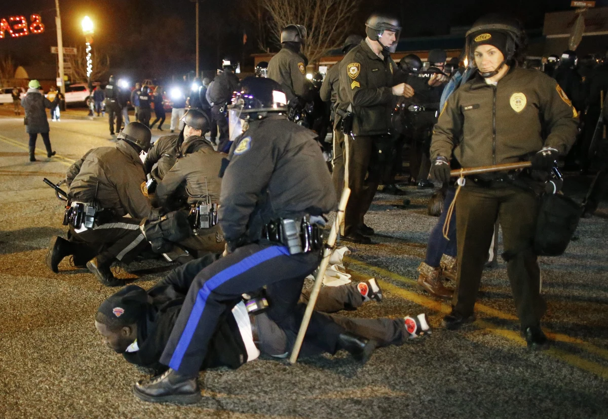 Afroamerykanie domagają się ponownego rozpoznania sprawy dotyczącej zastrzelenia w sierpniu w Ferguson czarnoskórego 18-latka. W minionym tygodniu ława przysięgłych uznała, że nie ma podstaw do postawienia białego policjanta w stan oskarżenia.