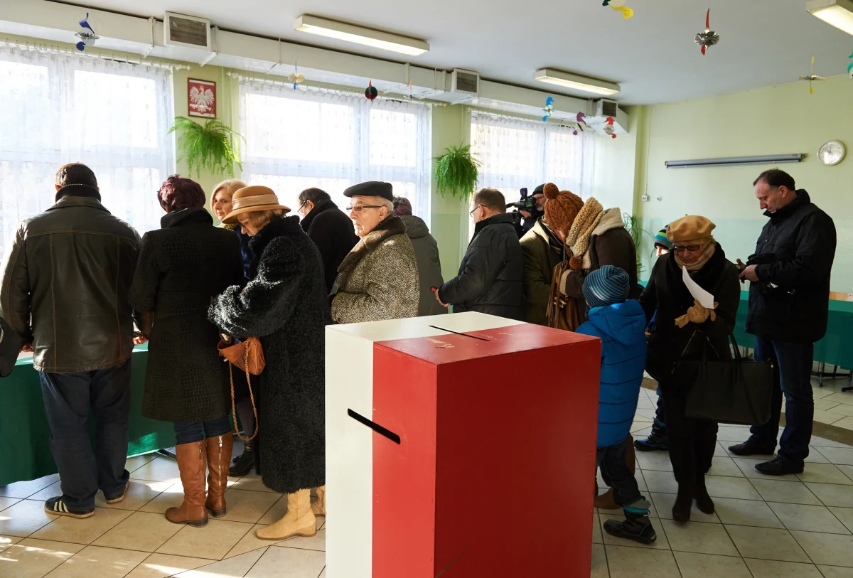 Frekwencja w drugiej turze wyborów samorządowych na godz. 17.30 wyniosła 32,33 proc. - poinformował po południu sędzia Bogusław Dauter z Państwowej Komisji Wyborczej. Z kolei policja odnotowała 139 incydentów od rozpoczęcia ciszy wyborczej do godz. 14 w niedzielę. Doszło też do nieszczęśliwego zdarzenia. Na Podkarpaciu po wyjściu z lokalu wyborczego zmarła kobieta.