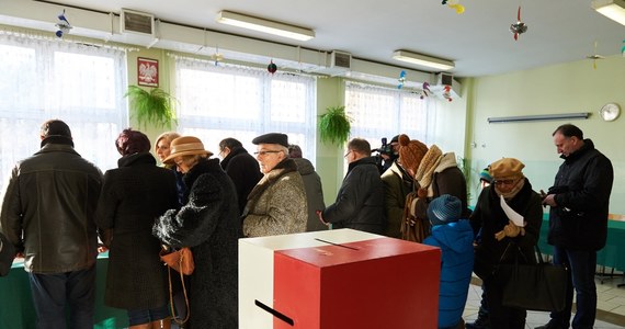Frekwencja w drugiej turze wyborów samorządowych na godz. 17.30 wyniosła 32,33 proc. - poinformował po południu sędzia Bogusław Dauter z Państwowej Komisji Wyborczej. Z kolei policja odnotowała 139 incydentów od rozpoczęcia ciszy wyborczej do godz. 14 w niedzielę. Doszło też do nieszczęśliwego zdarzenia. Na Podkarpaciu po wyjściu z lokalu wyborczego zmarła kobieta.