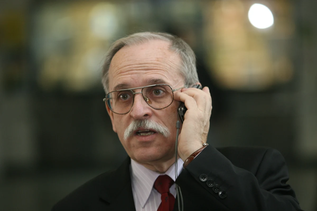 "Nie wiemy, jakie szkody powstały w narządach wewnętrznych. Mogę powiedzieć na tym etapie tyle, że wiemy, że jego narządy wewnętrzne mogły bardzo ucierpieć" - mówi prof. Janusz Skalski, kardiochirurg ze szpitala dziecięcego w Krakowie Prokocimiu. Do tej placówki trafił skrajnie wychłodzony dwulatek znaleziony na mrozie w małopolskich Racławicach. Chłopiec wyszedł z domu i przez kilka godzin przebywał na zewnątrz. Kiedy go znaleziono, temperatura jego ciała wynosiła zaledwie 12 stopni. "Przez kilka dni będzie podłączony do aparatury sztucznego płucoserca. Będziemy kontrolować wszystkie jego organy wewnętrzne i stan ogólny, który na tym etapie jest po prostu nie do określenia" - mówi prof. Skalski.