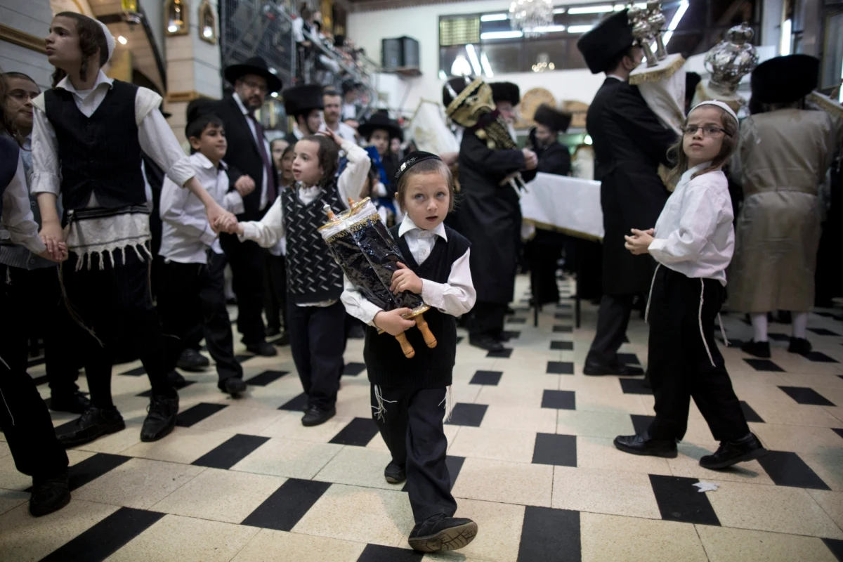 Piszę ten tekst na lotnisku Chopina w Warszawie, gdzie mam przystanek na drodze z Tel Awiwu do Krakowa. W Izraelu prowadziłem w ubiegłym tygodniu koncerty muzyki klasycznej w ramach Dni Muzyki Polskiej. Po jednym z nich, pochodząca z Polski pani Zofia zaprosiła mnie i moje dwie koleżanki, pianistkę Anię Miernik i flecistkę Agatę Igras-Sawicką, na tradycyjną cotygodniową żydowską kolację, czyli szabas. Było to dla mnie fascynujące przeżycie, bo też - jak zapewne się Państwo domyślacie - zdarzyło się to po raz pierwszy w życiu. Tym razem chciałbym więc i Państwa zabrać w podróż do nieco innego świata.