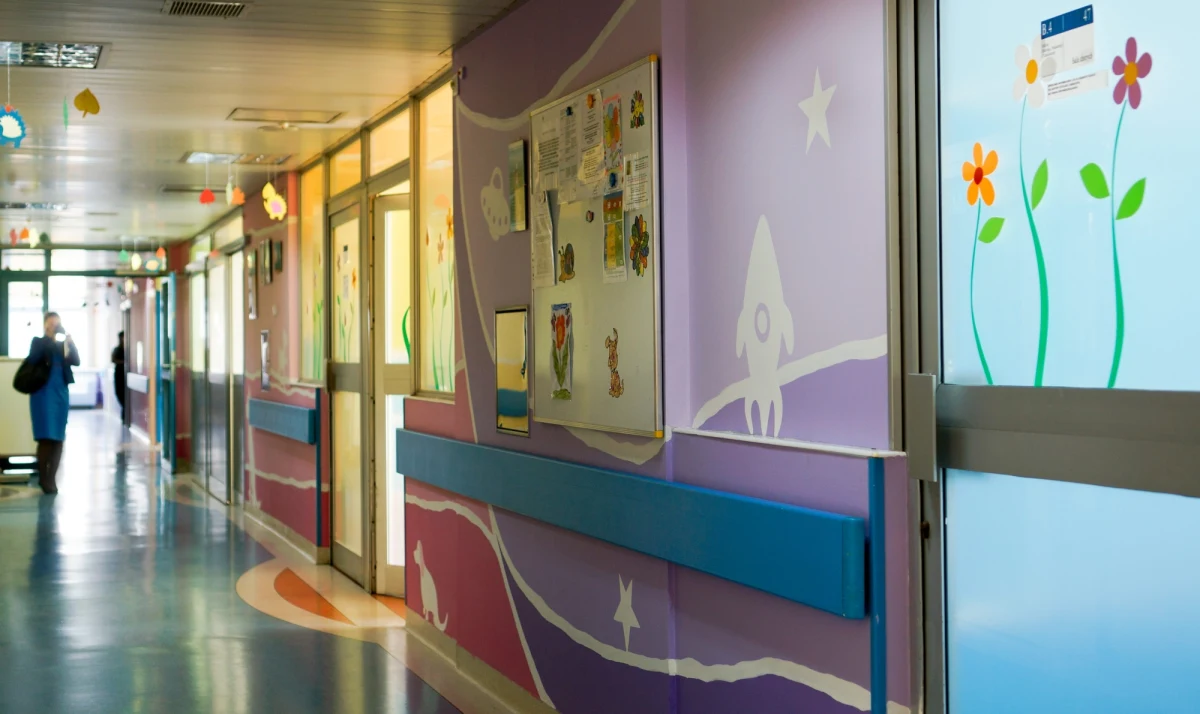 „Ten pacjent miał 12 stopni temperatury. Najniższa temperatura na świecie osoby uratowanej to było 13,7. Trzeba być umiarkowanym optymistą, jeżeli chodzi o status neurologiczny, status stabilności układu krążenia czy układu oddechowego” – mówi dr Tomasz Darocha z Centrum Leczenia Hipotermii Głębokiej ze szpitala Jana Pawła II w Krakowie. Lekarze z krakowskiego Prokocimia walczą o życie dwulatka, znalezionego na mrozie w małopolskich Racławicach. Chłopiec wyszedł z domu i przez kilka godzin przebywał na zewnątrz. Kiedy go znaleziono, temperatura jego ciała wynosiła zaledwie 12 stopni. "Przed nami jeszcze długie dni walki" – mówi dr Darocha. 