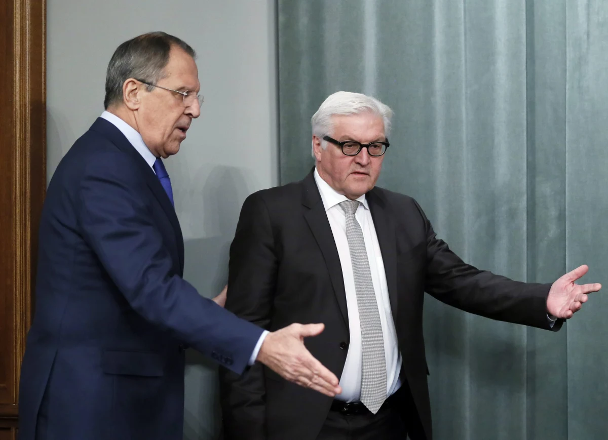 Rosja usiłuje wyłuskać Niemcy z antyrosyjskiego frontu, podsycając podziały w społeczeństwie i wbijając klin między kanclerz Angelę Merkel (CDU) a ministra spraw zagranicznych Franka-Waltera Steinmeiera z SPD - pisze tygodnik "Der Spiegel". 