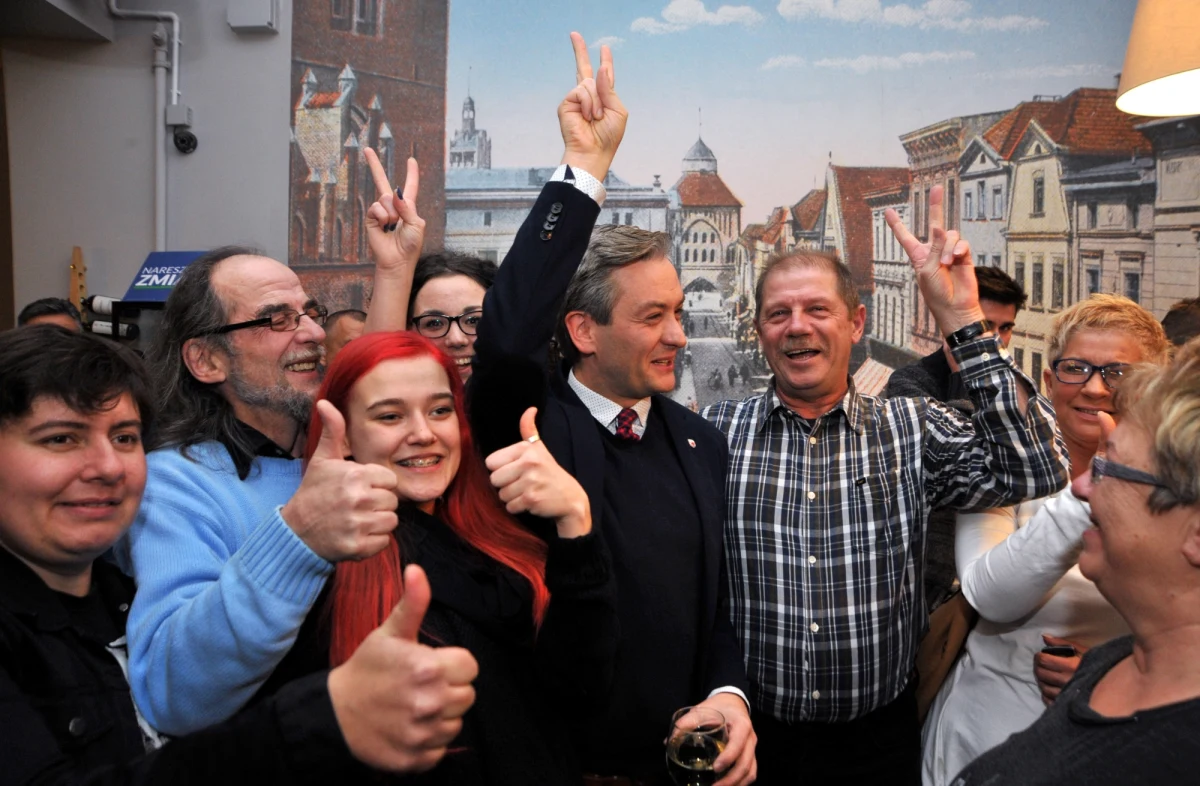 38-letni poseł Twojego Ruchu Robert Biedroń pokonał w drugiej turze wyborów posła PO Zbigniewa Konwińskiego i został wybrany na prezydenta Słupska. Na Biedronia zagłosowało 57,08 procent wyborców.