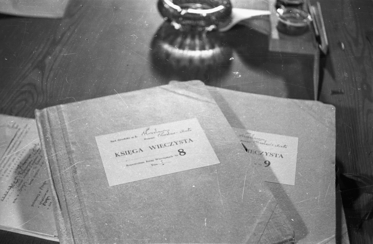 Księgi wieczyste prowadzone są przez wydział ksiąg wieczystych właściwego miejscowo sądu rejonowego. Akta ksiąg wieczystych oraz dotychczasowe papierowe księgi przechowuje się w sądzie. Księgi elektroniczne to zapisy w bazie danych Centralnej Ewidencji Ksiąg Wieczystych.