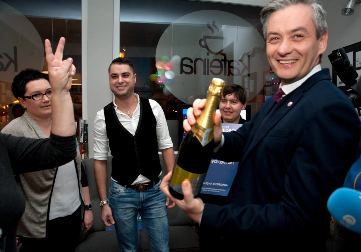 Oddłużenie Słupska, pozyskiwanie unijnych środków na inwestycje i powołanie Instytutu Zielonej Energii - te zadania uznał za najważniejsze dla Słupska poseł Robert Biedroń, wybrany w drugiej turze wyborów samorządowych na prezydenta miasta. W rozmowie z Polską Agencją Prasową zapowiedział, że będzie skromnym prezydentem: "Obiecuję mieszkańcom, że te trzy limuzyny, które są do dyspozycji prezydenta, nie będą już moimi limuzynami".