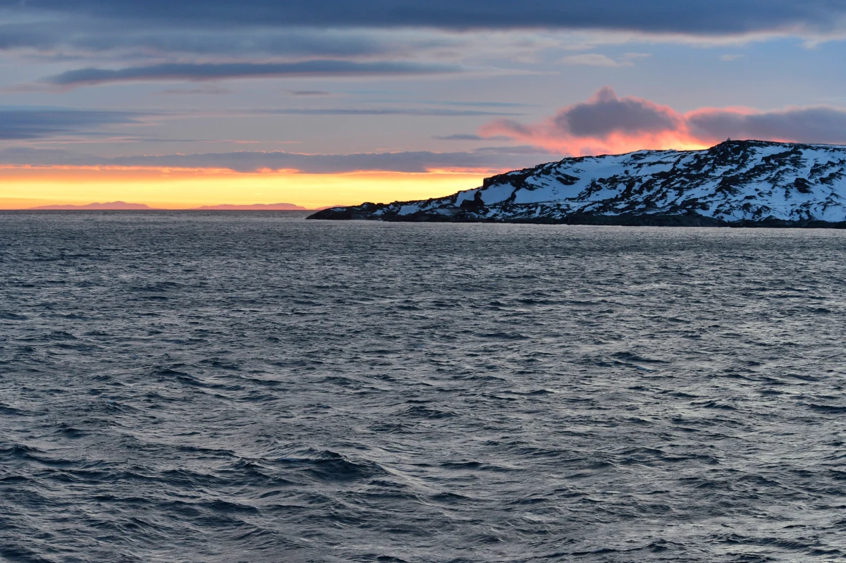 Trawler z Korei Południowej zatonął na Morzu Beringa u brzegów Półwyspu Czukockiego, leżącego w syberyjskiej części Rosji. 54 członków załogi przepadło bez wieści, jeden poniósł śmierć - podał przedstawiciel służby ratowniczej  Artur Rec.     