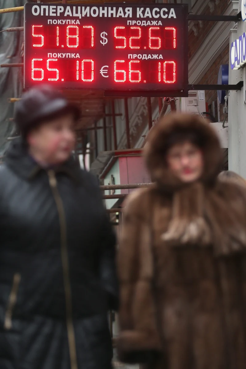 Podczas poniedziałkowej sesji na giełdzie w Moskwie za dolara płacono już 52,70 rubla, tj. o 2,30 RUB więcej niż na piątkowym zamknięciu. Za euro dawano nawet 65,60 rubli, czyli o 2,70 RUB więcej niż w piątek na koniec dnia. 